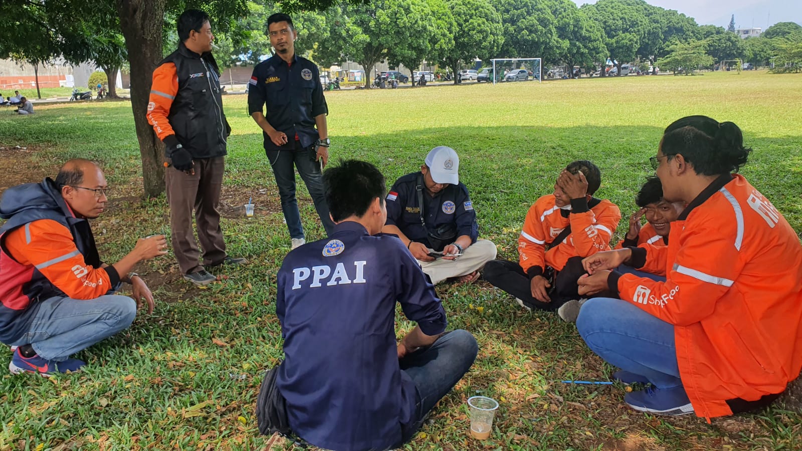 Sejumlah Perhimpunan Pengemudi Aplikasi Indonesia (PPAI) saat duduk bersama.