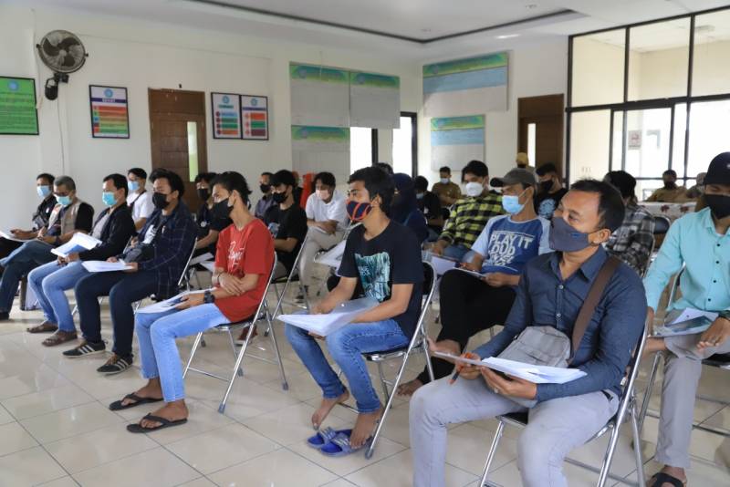 Dinas Tenaga Kerja (Disnaker) Kota Tangerang berswa foto bersama warga yang menjalani pelatihan kerja di lokasi pelatihan kerja barista, Kantor Kelurahan Karangsari, Selasa 28 September 2021.