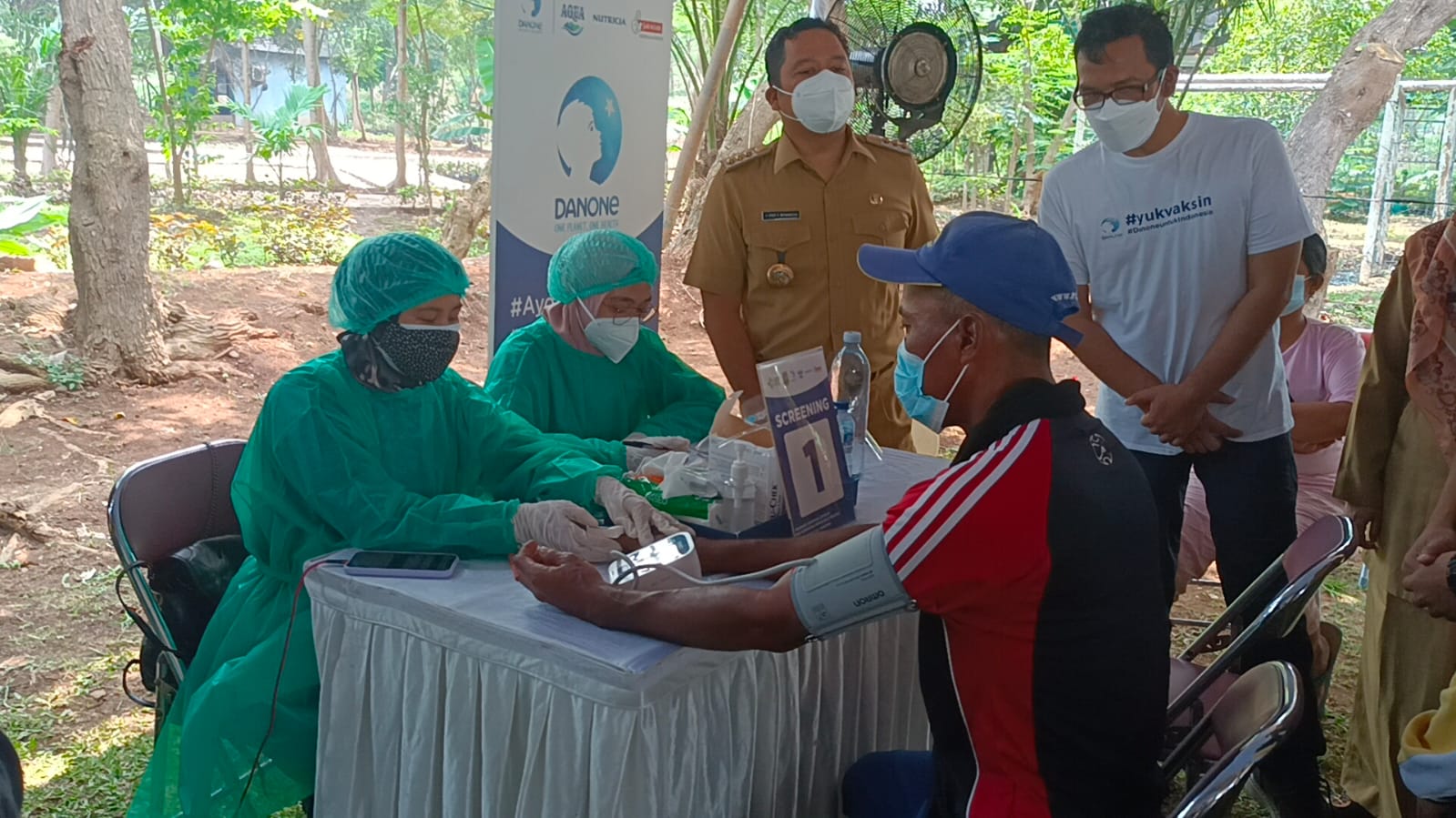 Kegiatan vaksinansi guna mencegah penyebaran Covid-19 yang dihadiri langsung oleh Wali Kota Tangerang Arief R Wismansyah di Tempat Pembuangan Akhir (TPA) Rawakucing, Kecamatan Neglasari, Kota Tangerang, Selasa 28 September 2021 siang.