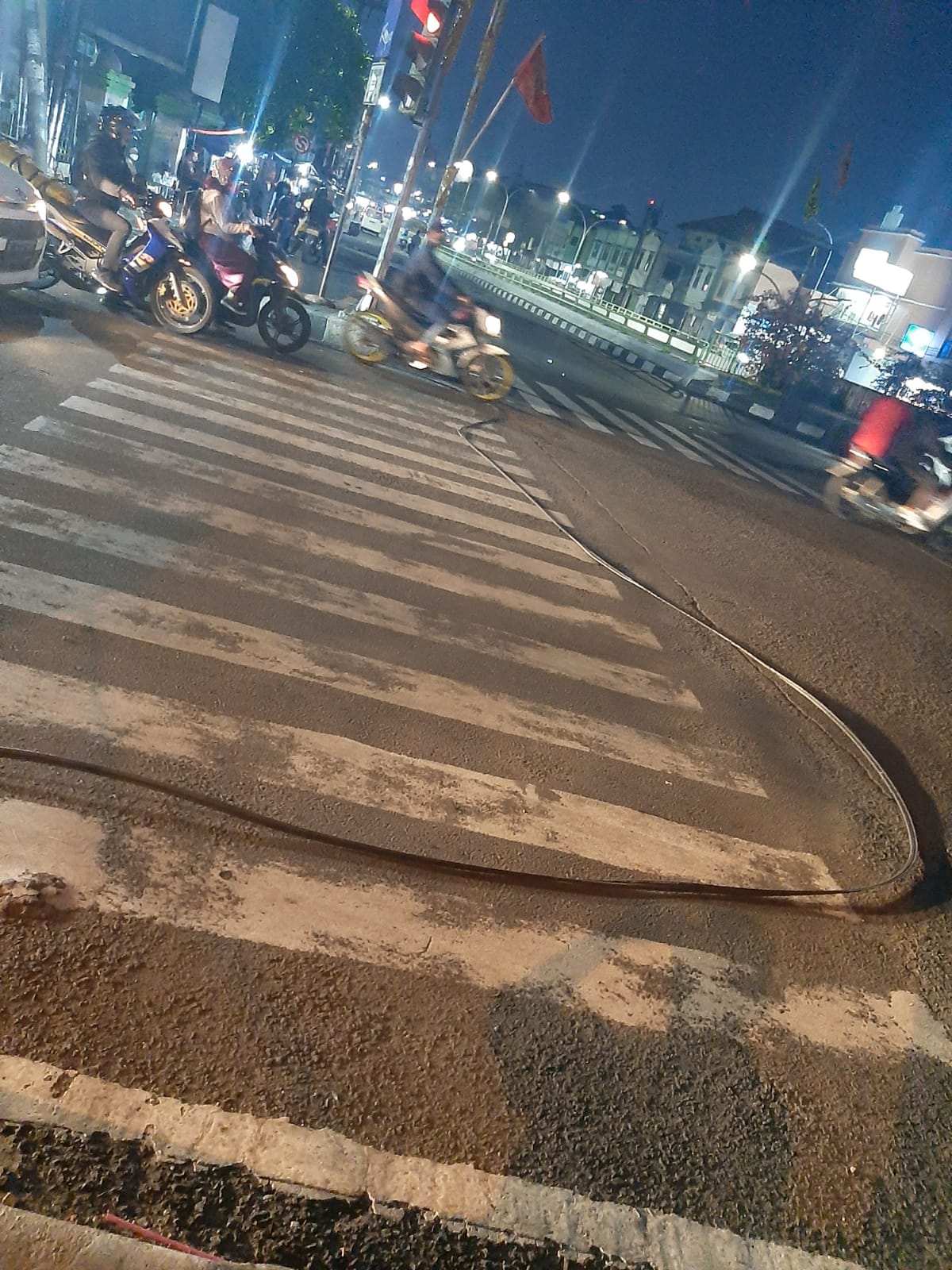 Kabel-kabel menjuntai dan melintang di jalan raya kawasan Karang Tengah, Kota Tangerang.