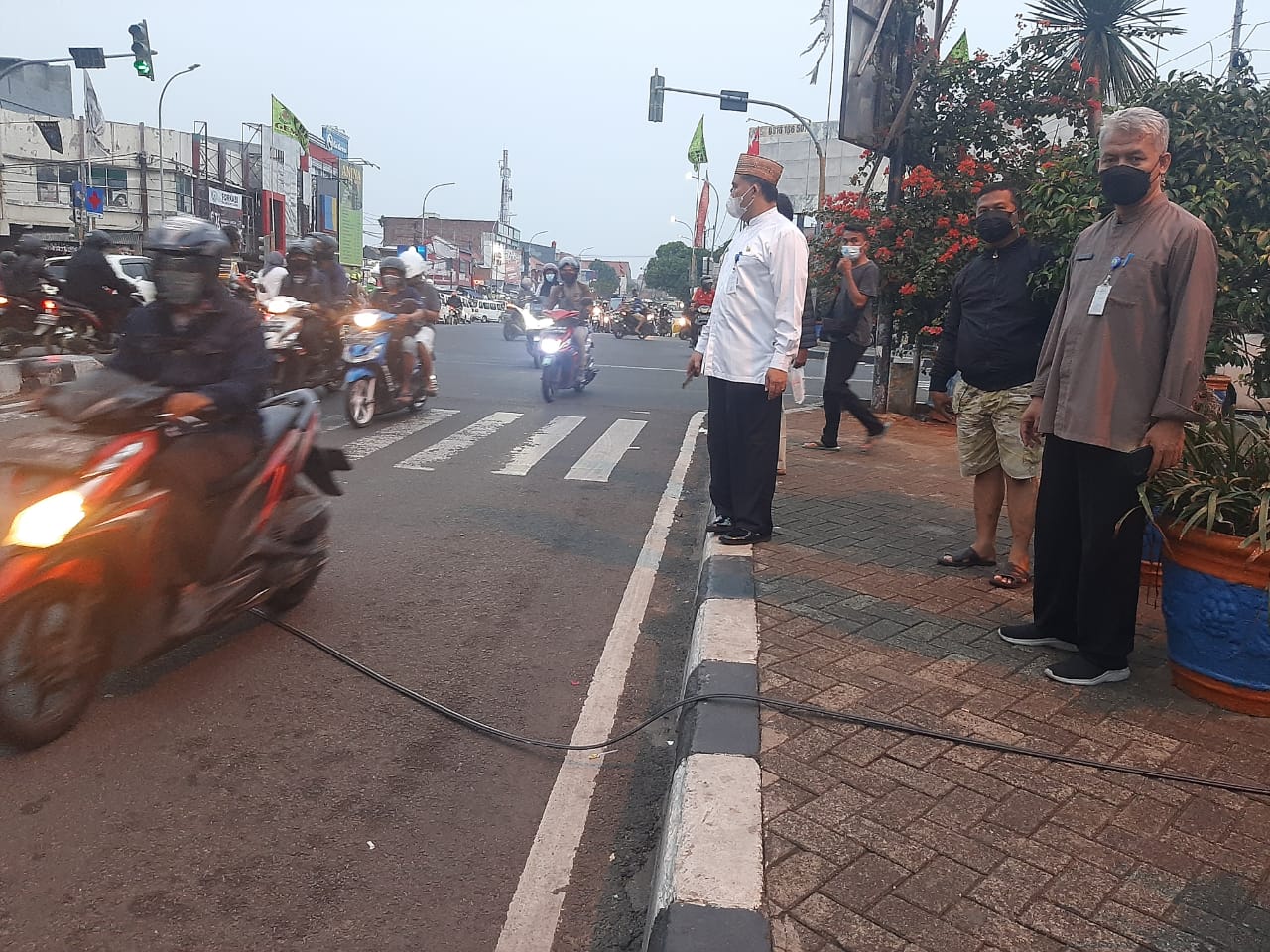 Kabel-kabel menjuntai dan melintang di jalan raya kawasan Karang Tengah, Kota Tangerang.