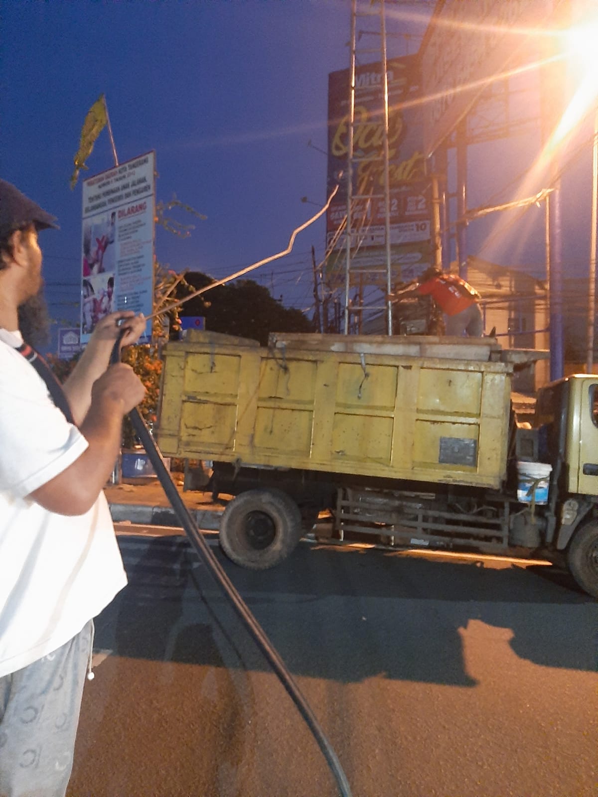 Kabel-kabel menjuntai dan melintang di jalan raya kawasan Karang Tengah, Kota Tangerang.