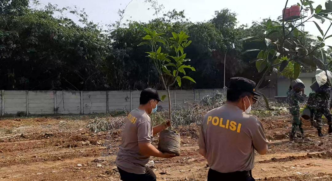 Anggota TNI serta jajaran Polres Tangerang Selatan bergotong royong dalam rangka mempersiapkan berdirinya markas Brigade Kavaleri 1 Limpung Alugoro yang terletak di Jalan Pondok Jagung Timur, Serpong Utara, Tangerang Selatan, Minggu 3 Oktober 2021.