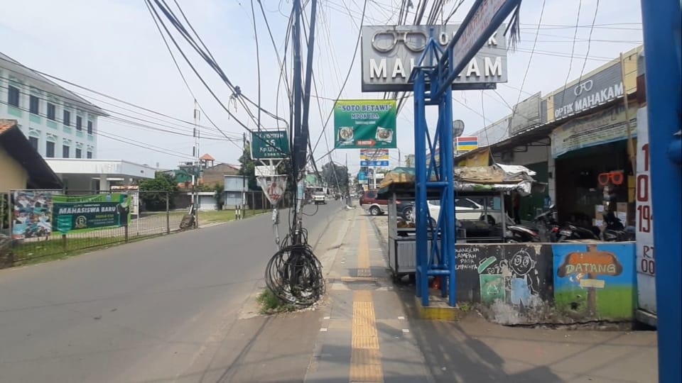 	Kabel yang menggelantung dengan kondisi semrawut di sepanjang Jalan WR Supratman, Pondok Ranji, Ciputat Timur, Tangerang Selatan