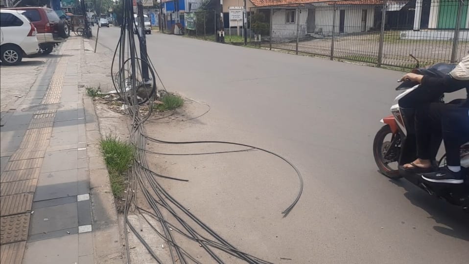 	Kabel yang menggelantung dengan kondisi semrawut di sepanjang Jalan WR Supratman, Pondok Ranji, Ciputat Timur, Tangerang Selatan.