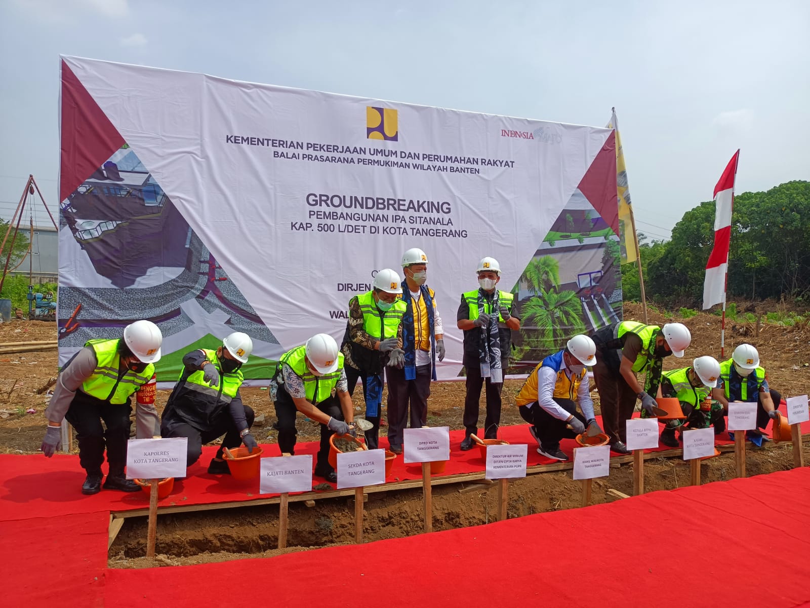 Kementerian Pekerjaan Umum dan Perumahan Rakyat (Kemen PUPR) berswa foto bersama di Kecamatan Neglasari, Kota Tangerang, Kamis 7 Oktober 2021.