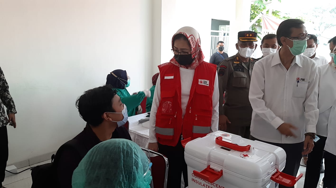 Wali Kota Tangerang Selatan Benyamin Davnie di dampingi Mantan Wali Kota Tangerang Selatan (Tangsel) Airin Rachmi Diany saat menyambangi kegiatan vaksinasi di Gedung Palang Merah Indonesia (PMI) setempat, Jumat, 8 Oktober 2021.