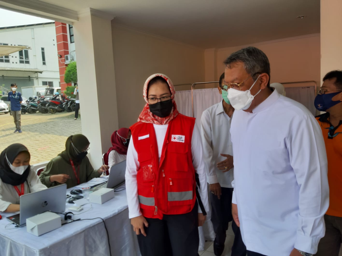 Wali Kota Tangerang Selatan Benyamin Davnie di dampingi Mantan Wali Kota Tangerang Selatan (Tangsel) Airin Rachmi Diany saat menyambangi kegiatan vaksinasi di Gedung Palang Merah Indonesia (PMI) setempat, Jumat, 8 Oktober 2021.