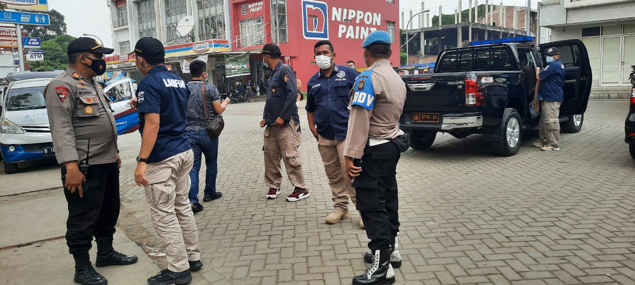 Anggota kepolisian dalam penyelidikan penyebab kematian lima orang yang tewas, Kota Tangerang, Jumat 8 Oktober 2021.