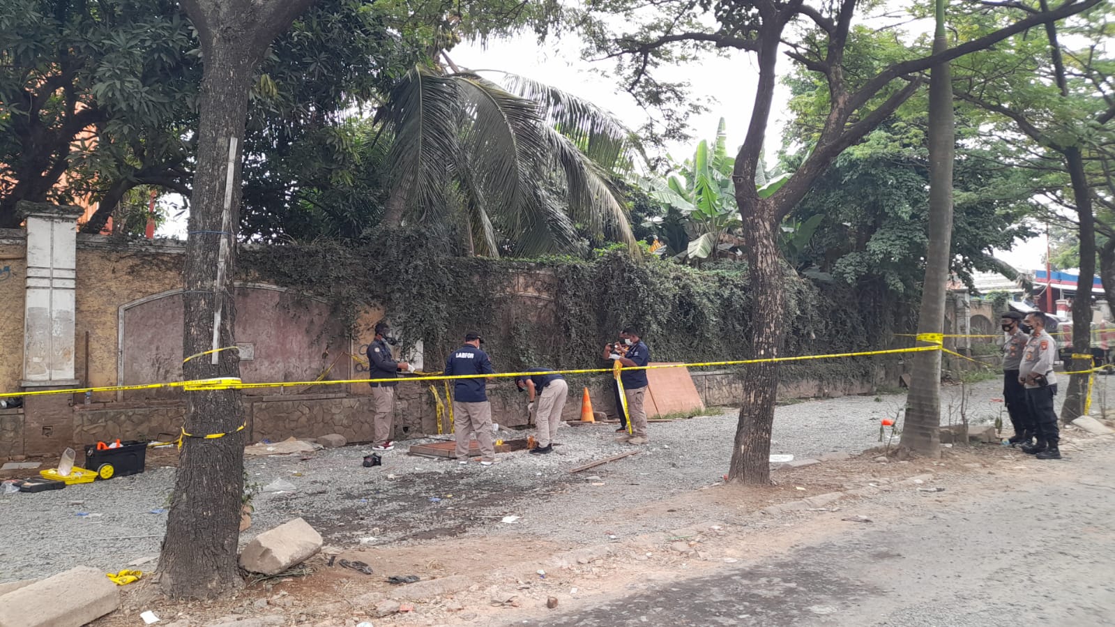 Tim Puslabfor Mabes Polri memeriksa lokasi gorong-gorong utilitas kabel di Perumahan Taman Royal, Kecamatan Cipondoh, Kota Tangerang, yang menewaskan lima orang, Jumat 8 Oktober 2021.