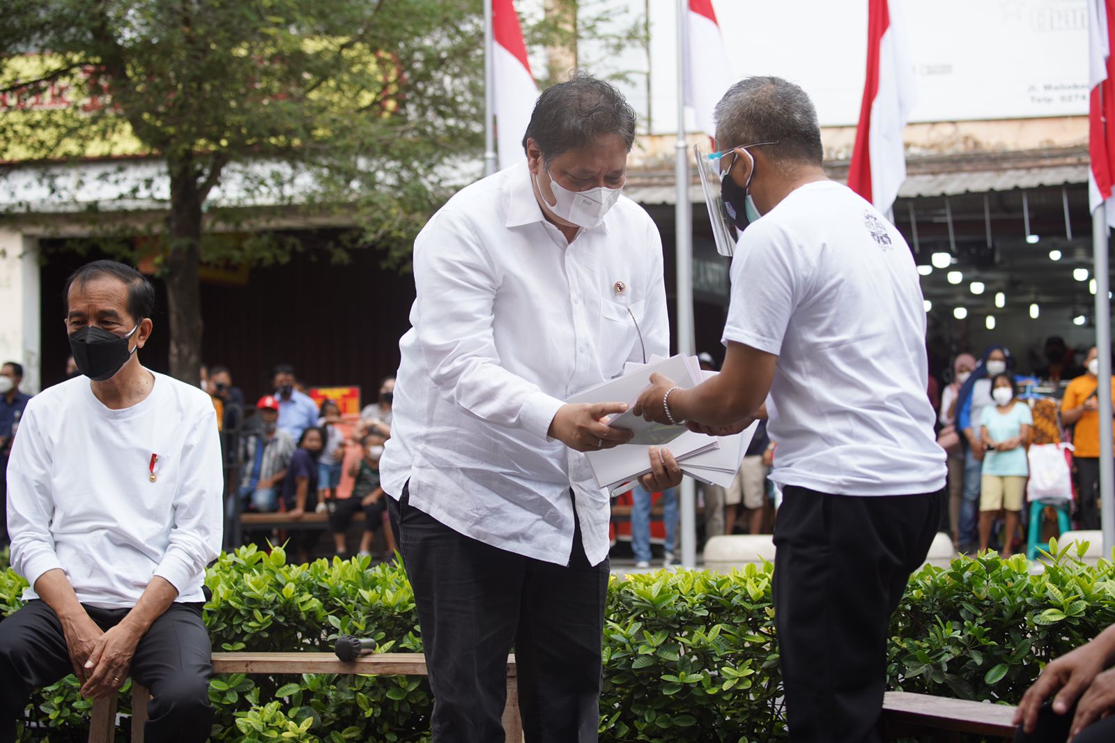 Presiden RI Joko Widodo (Jokowi) meresmikan program bantuan tunai untuk pedagang kaki lima (PKL) dan pelaku usaha warung-warung kecil di Malioboro, Yogyakarta, Sabtu 9 Oktober 2021.