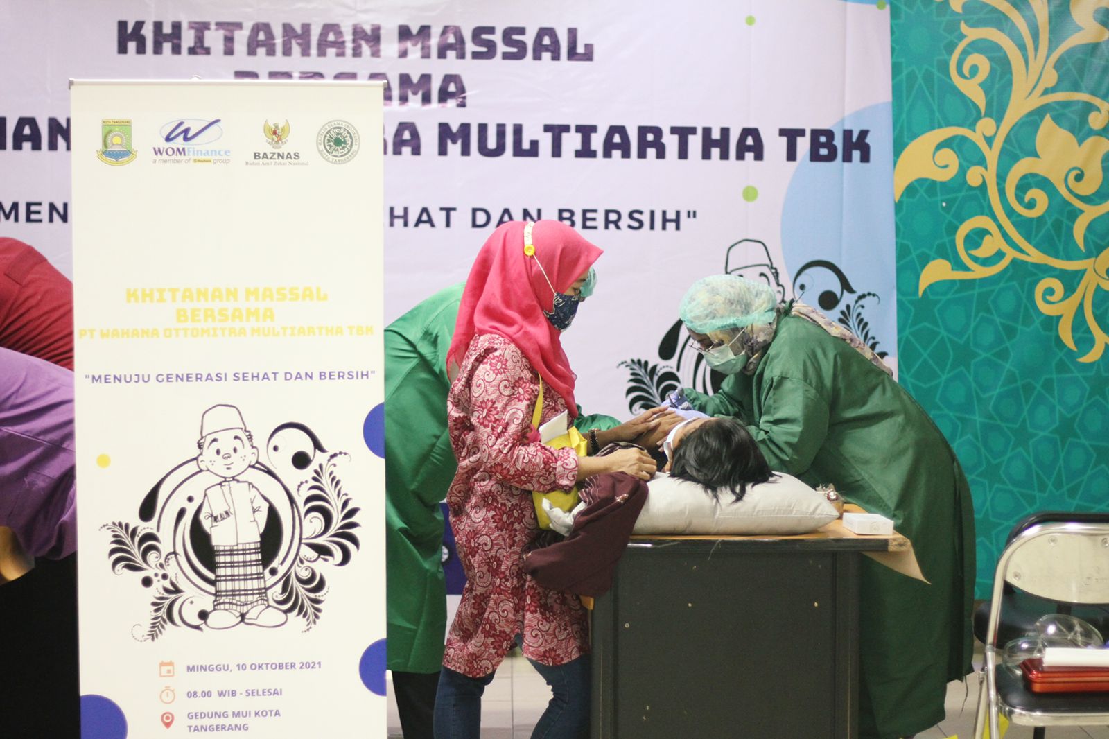 Perwakilan PT Wahana Ottomitra Multiartha Tbk (WOM Finance) dengan Badan Amil Zakat Nasional (BAZNAS) serta masyarakat setempat berswa foto bersama selepas khitanan di Gedung MUI Kota Tangerang, Minggu 10 Oktober 2021.