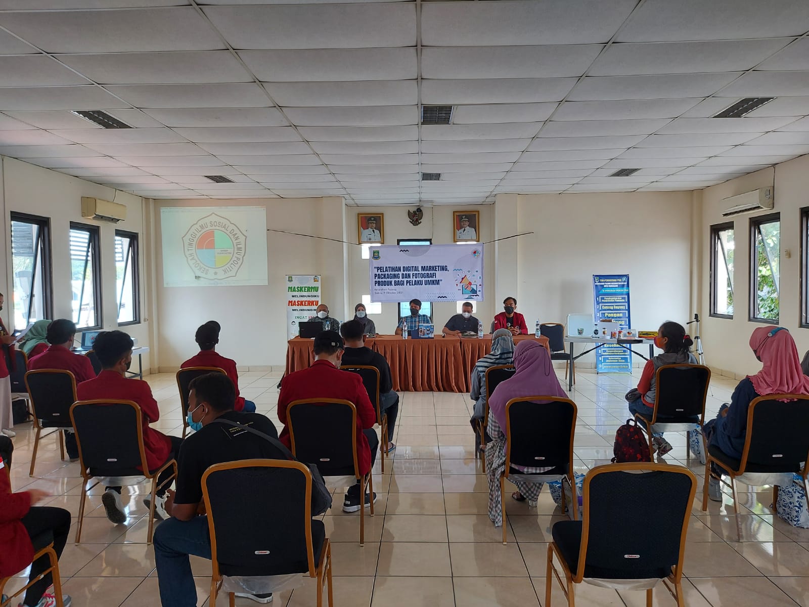 Kuliah Kerja Lapangan (KKL) Sekolah Tinggi Ilmu Sosial dan Ilmu Politik (STISIP) Yuppentek berswa foto bersama warga Pajang, Kecamatan Benda, Kota Tangerang, Sabtu, 9 Oktober 2021.