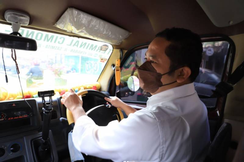	Wali Kota Tangerang Arief R Wismansyah saat meresmikan empat trayek baru moda transportasi publik di Terminal Cimone, Karawaci, Kota Tangerang, Senin 11 Oktober 2021.
