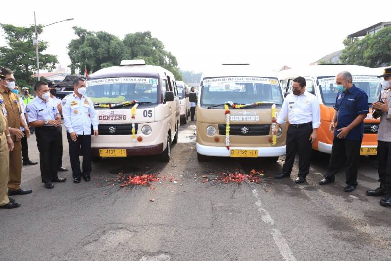 Wali Kota Tangerang Arief R Wismansyah saat meresmikan empat trayek baru moda transportasi publik di Terminal Cimone, Karawaci, Kota Tangerang, Senin 11 Oktober 2021.