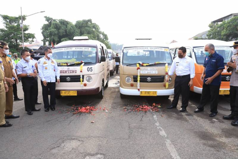 	Wali Kota Tangerang Arief R Wismansyah saat meresmikan empat trayek baru moda transportasi publik di Terminal Cimone, Karawaci, Kota Tangerang, Senin 11 Oktober 2021.