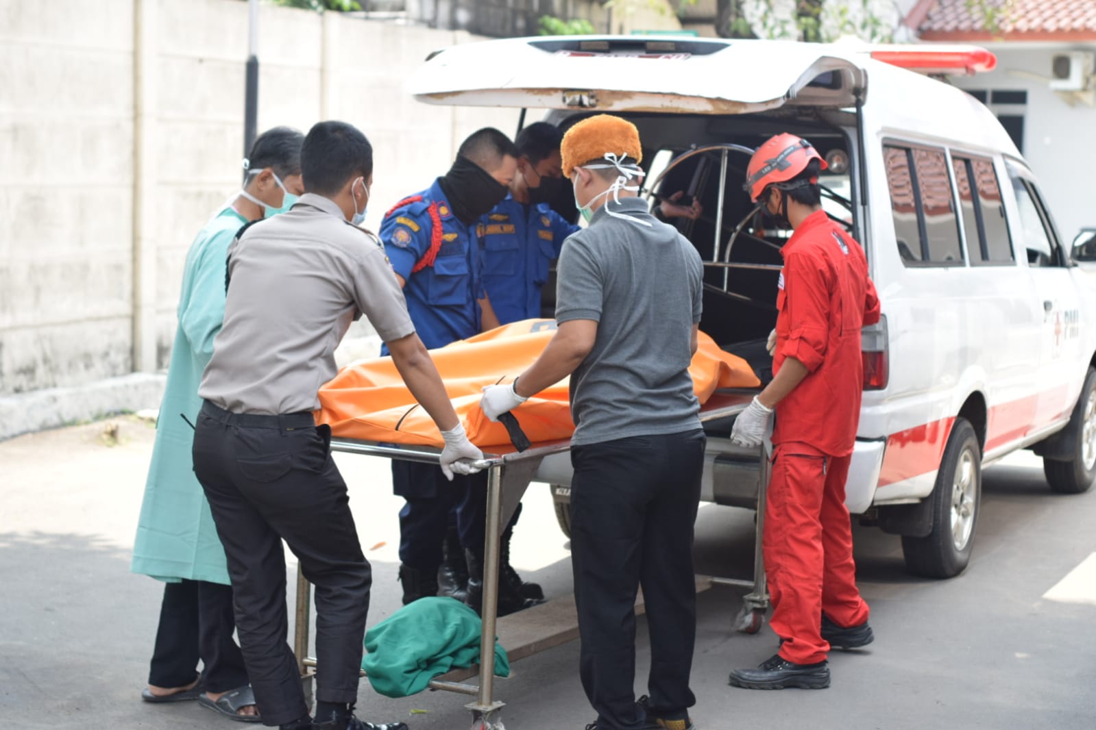 	Jenazah seorang pria manusia silver yang sempat tenggelam dua hari akhirnya ditemukan di Sungai Cisadane, Kota Tangerang.