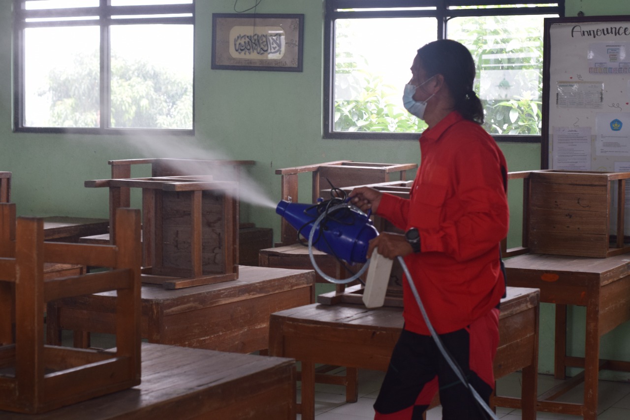 Petugas PMI Kota Tangerang saat simulasi penyemprotan disinfektan di SMPN 9 Kota Tangerang untuk mengantisipasi penyebaran Covid-19. Dok. Humas PMI Kota Tangerang.