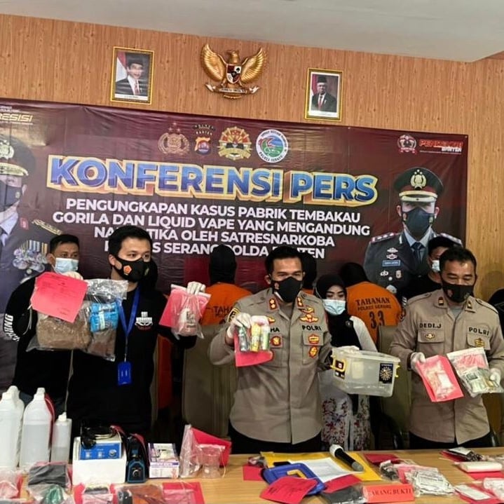 Ke empat pelaku diringkus jajaran Satresnarkoba Polres Serang Kabupaten serta beberapa jumlah alat produksi disita dalam jumpa pers, Rabu 13 Oktober 2021.