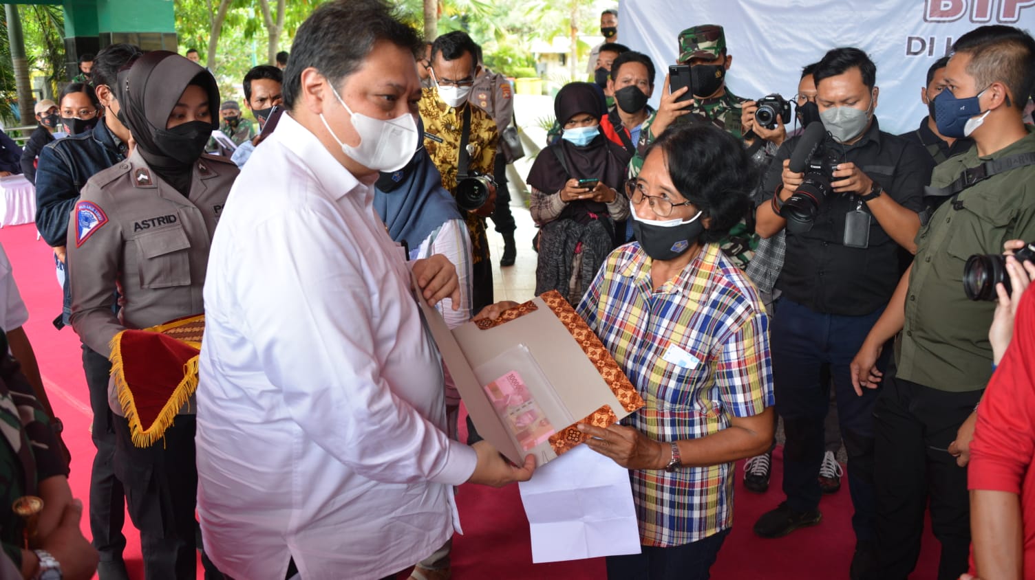 Menteri Koordinator Bidang Perekonomian Airlangga Hartarto saat memberikan bantuan kepada pekerja kaki lima.