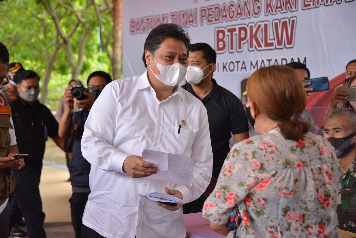 	Menteri Koordinator Bidang Perekonomian Airlangga Hartarto saat memberikan bantuan kepada pekerja kaki lima.