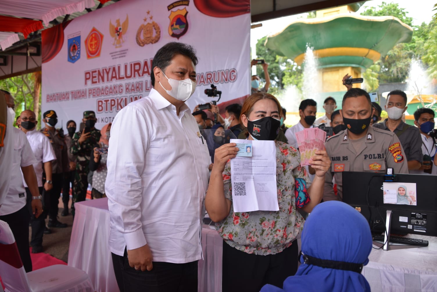 Menteri Koordinator Bidang Perekonomian Airlangga Hartarto saat memberikan bantuan kepada pekerja kaki lima.