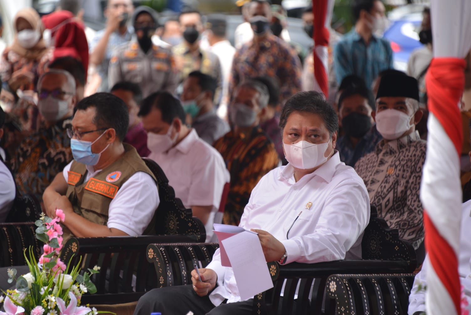 	Menteri Koordinator Bidang Perekonomian Airlangga Hartarto saat memberikan bantuan kepada pekerja kaki lima.