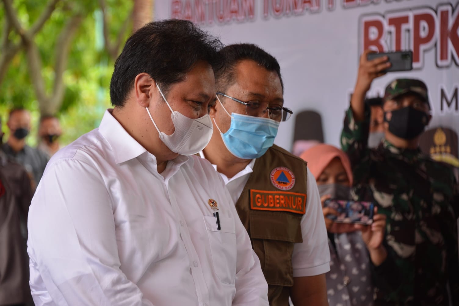 	Menteri Koordinator Bidang Perekonomian Airlangga Hartarto saat memberikan bantuan kepada pekerja kaki lima.