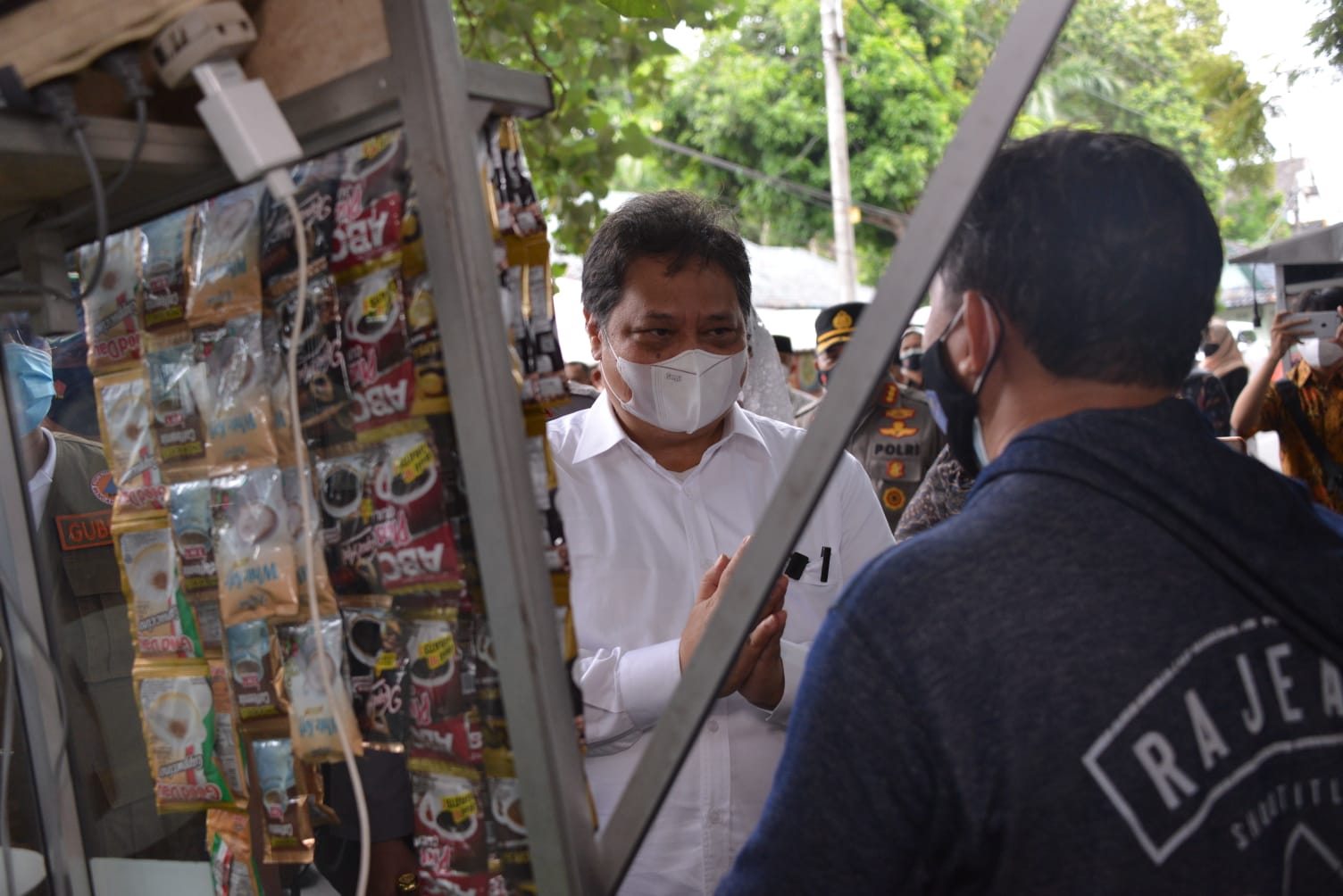 	Menteri Koordinator Bidang Perekonomian Airlangga Hartarto saat memberikan bantuan kepada pekerja kaki lima.