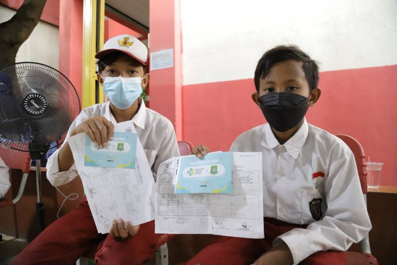 Kedua pelajar Sekolah Dasar (SD).