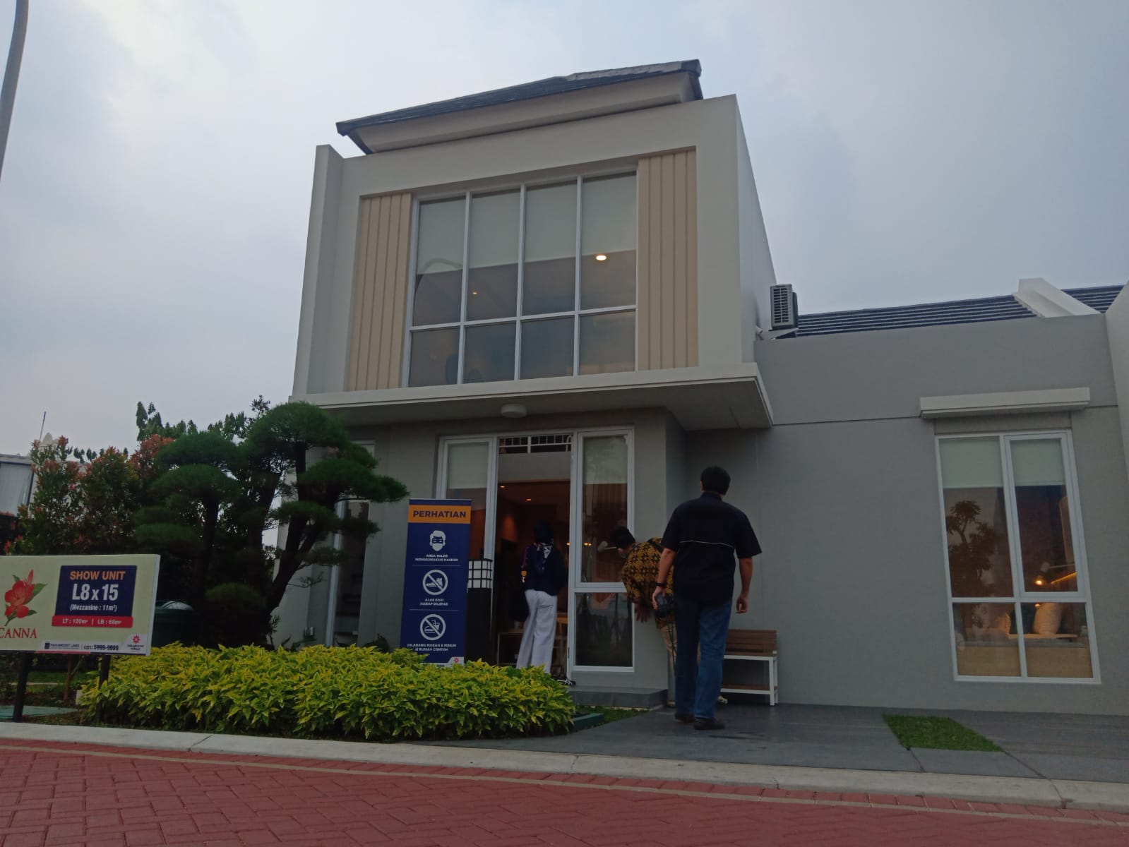 Rumah contoh klaster Canna di Paramount Petals, Kecamatan Curug, Kabupaten Tangerang.