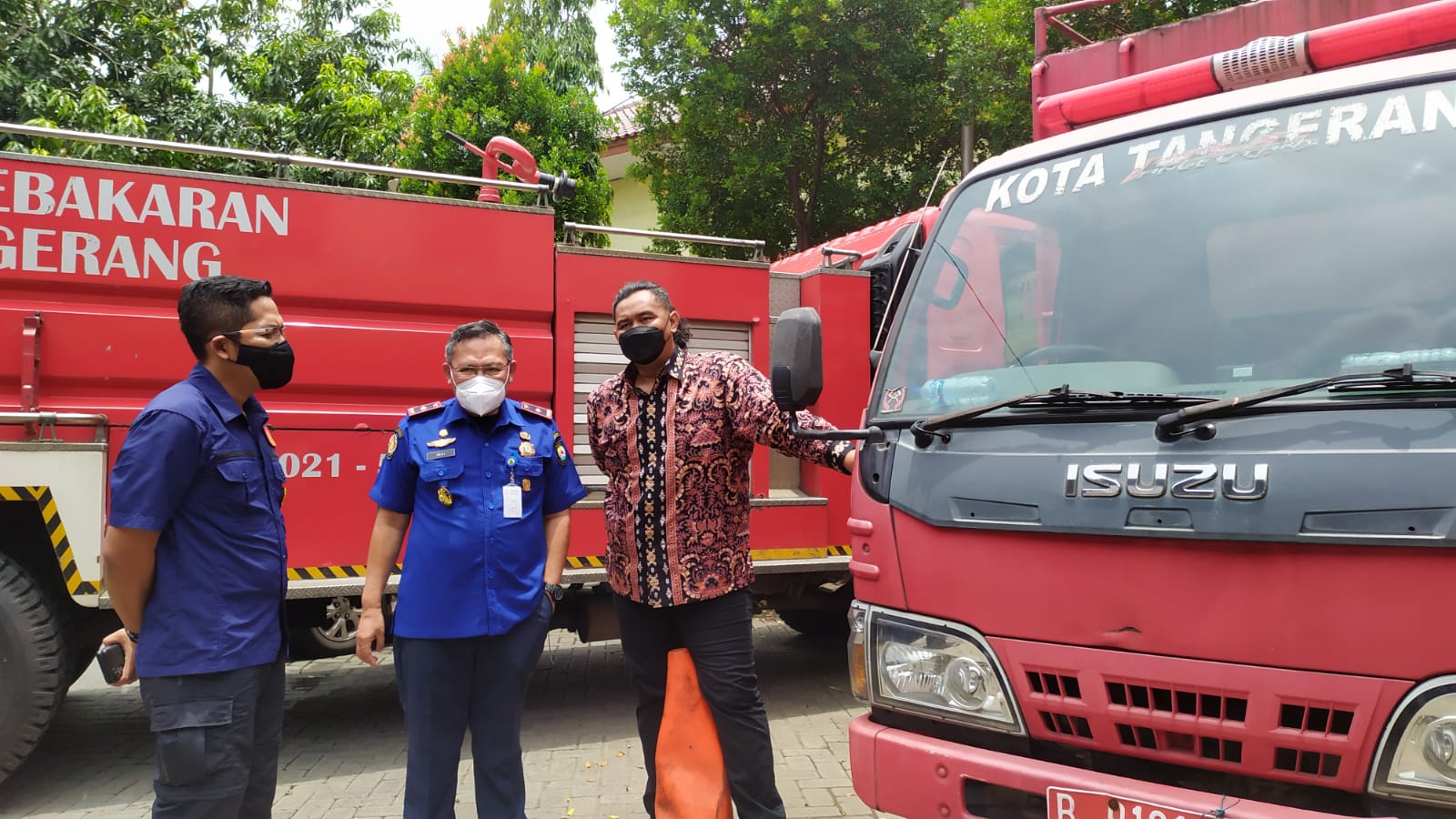 Anggota DPRD Kota Tangerang Andri S Permana saat melihat perlengkapan alat Badan Penanggulangan Bencana Daerah (BPBD) Kota Tangerang.