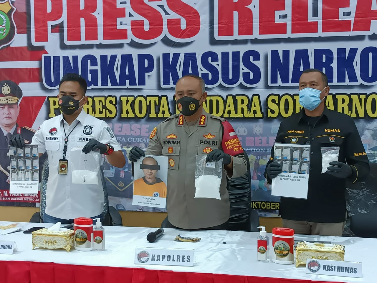 Satresnarkoba Polresta Bandara Soekarno-Hatta menunjukan barang bukti dalam jumpa pers.