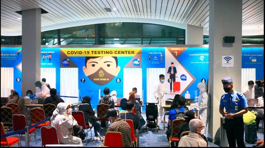 Calon penumpang maskapai penerbangan Indonesia menjalani tes molekuler isotermal (NAAT/jenis lainnya) atau RT-PCR di Bandara Internasional Soekarno Hatta.
