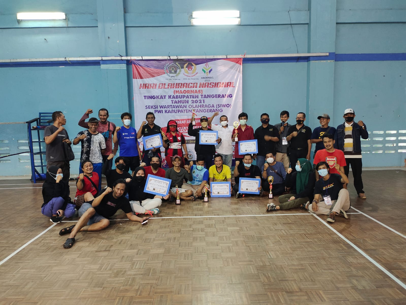 Kelompok Kerja Wartawan Harian Tangerang Raya (Pokja WHTR) menyabet dua piala cabang olahraga badminton dalam lomba antar wartawan yang diselenggarakan Seksi Wartawan Olahraga (SIWO) Persatuan Wartawan Indonesia (PWI) Kabupaten Tangerang.