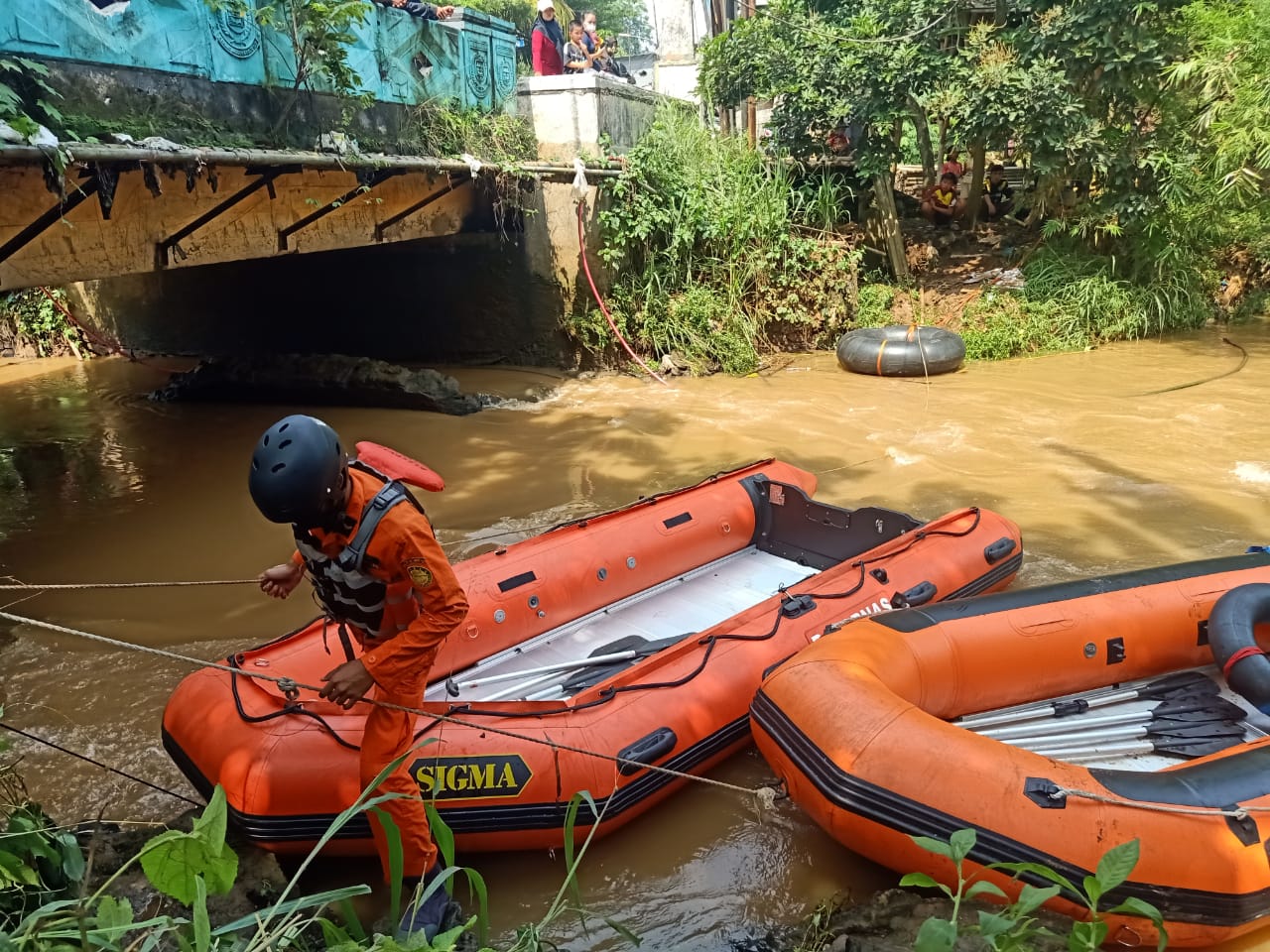 Tim Basarnas dalam proses pencarian korban tenggelam yang hilang akibat terseret arus saat bermain di aliran kali Angke di wilayah Lengkong Gudang Timur, Serpong, Kota Tangerang Selatan, Minggu, 24 Oktober 2021.