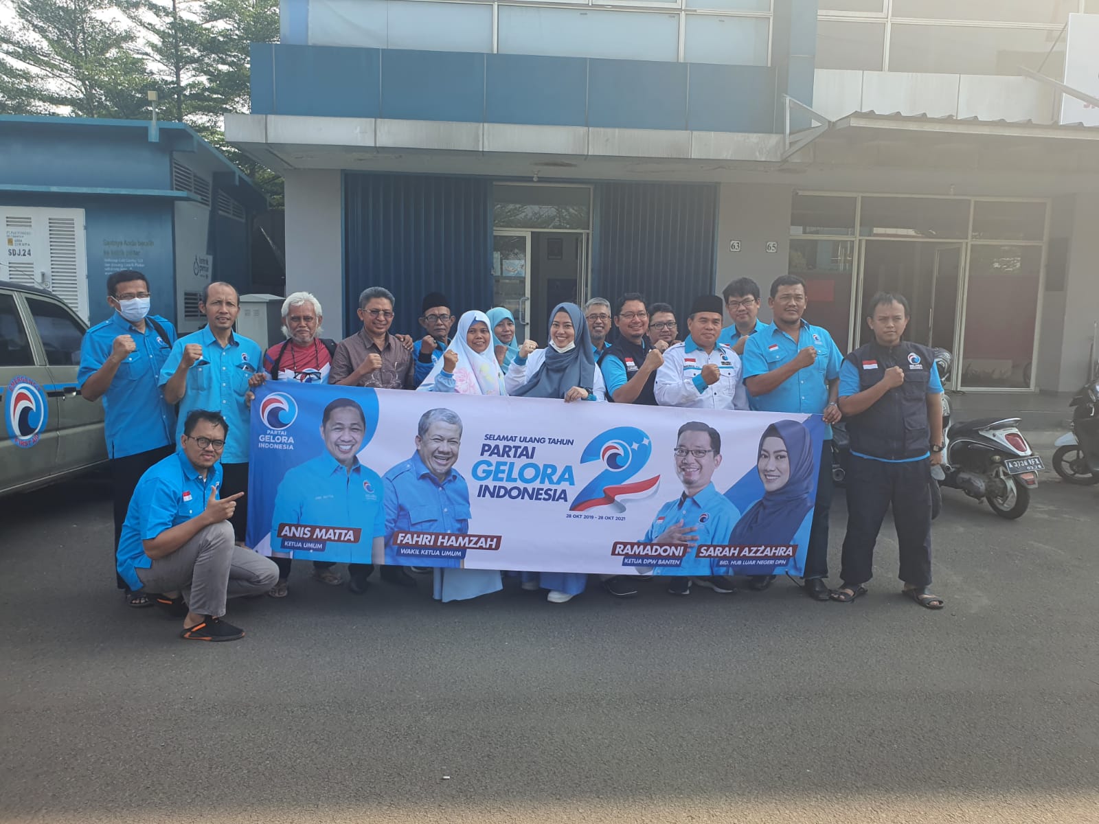 Partai Gelombang Rakyat (Gelora) Indonesia berswa foto bersama.
