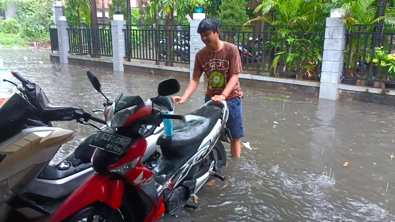 Lingkungan di RT3/2, Kelurahan Karang Tengah, Kecamatan Tengah, Kota Tangerang banjir.