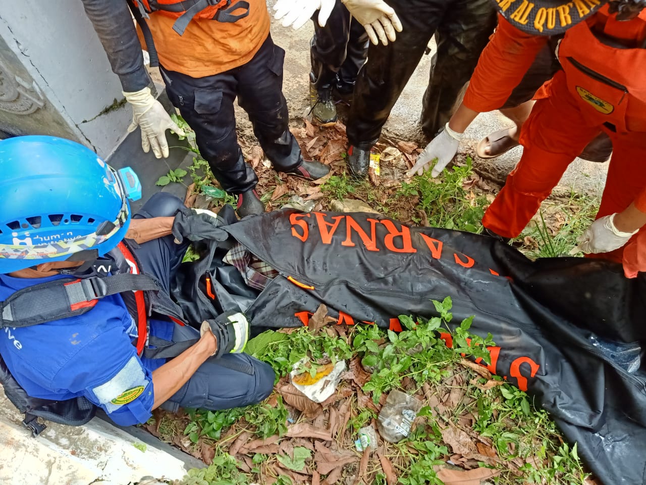 Jasad Putri Yasmin, bocah perempuan berusia 10 tahun yang menghilang akibat terseret aliran Kali Angke di wilayah Lengkong Gudang Timur, Serpong, Tangerang Selatan, berhasil ditemukan tim SAR.