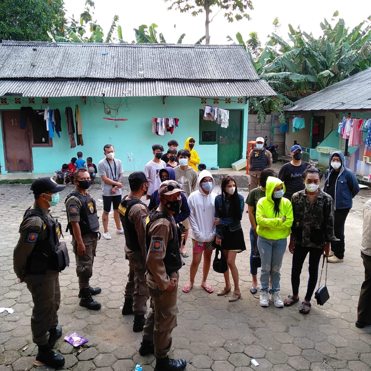 Satuan Polisi Pamong Praja (Satpol PP) Kota Tangerang Selatan kembali menggencarkan razia di sejumlah tempat penginapan harian, indekos di salah satu wilayah Tangerang Selatan.