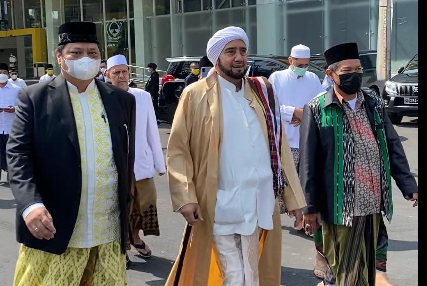 DPP Partai Golkar menggelar shalawat merayakan Maulid Nabi Muhammad SAW bersama Habib Syekh Abdul Qodir Assegaf dan Ustaz Yusuf Mansur, Minggu (24/10/2021).