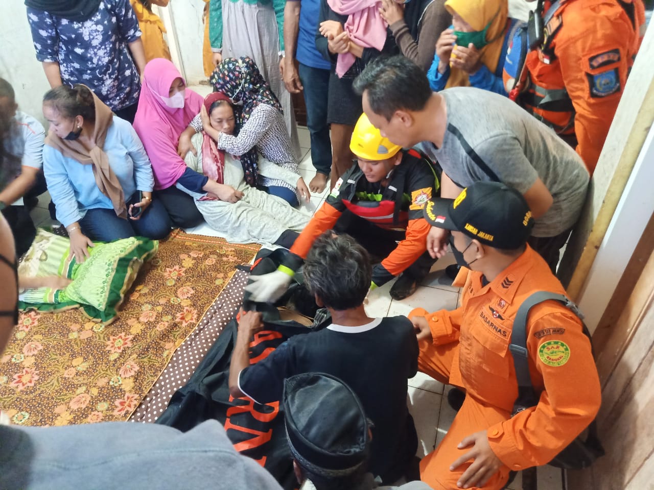 Jasad Putri Yasmin, bocah perempuan berusia 10 tahun yang menghilang akibat terseret aliran Kali Angke di wilayah Lengkong Gudang Timur, Serpong, Tangerang Selatan, berhasil ditemukan tim SAR.