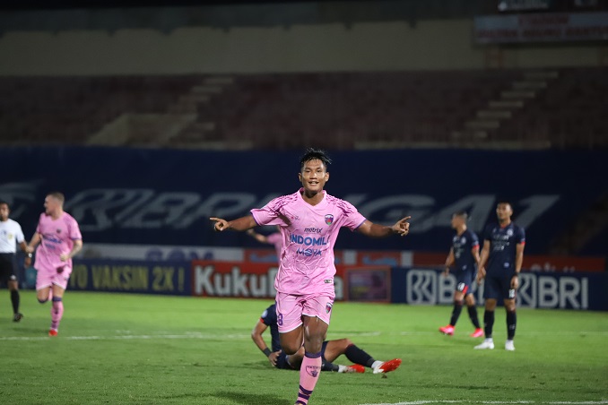 Pemain Persita Tangerang dalam selebrasinya selepas mencetak gol gawang lawan Arema FC.