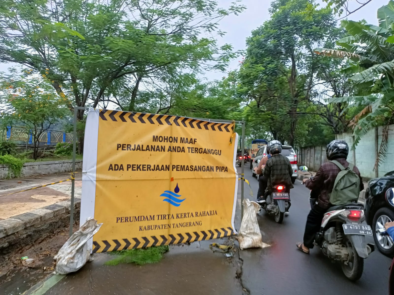 Suasana di Jalan Imam Bonjol, Karawaci, Kota Tangerang berdampak pada kemacetan panjang.