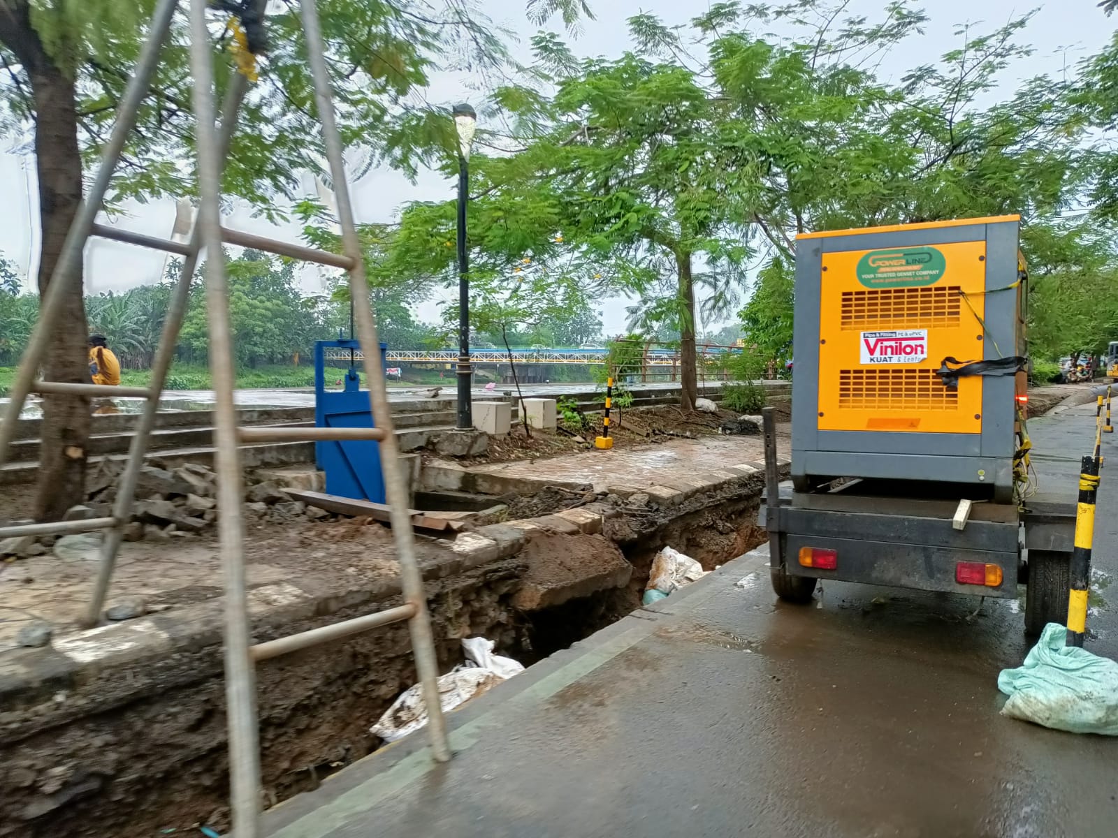 Suasana di Jalan Imam Bonjol, Karawaci, Kota Tangerang berdampak pada kemacetan panjang.