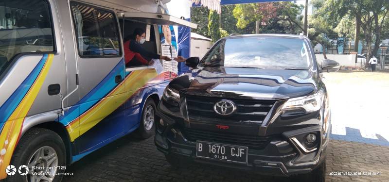 Pelayanan Drive Thru Dukcapil, untuk pengambilan dokumen e-KTP dan Kartu Identitas Anak (KIA).