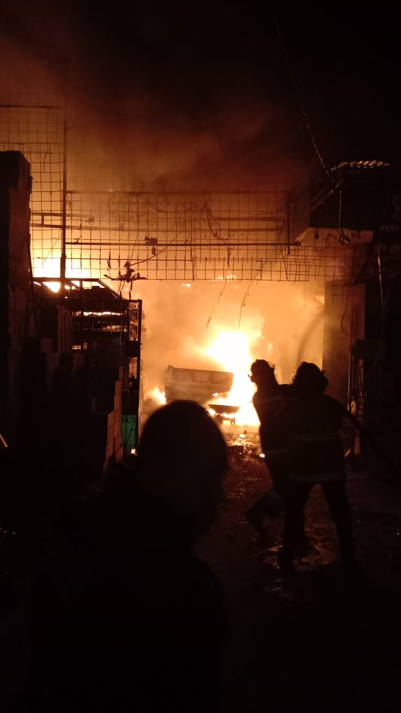 Petugas Pemadam Kebakaran dalam upaya medamkan kobaran api yang melanda salah satu toko bangunan milik Benyamin terletak di Jalan Raya Jombang No. 23 RT 03 RW 03, Pondok Aren, Tangerang Selatan pada Sabtu, 30 Oktober 2021.