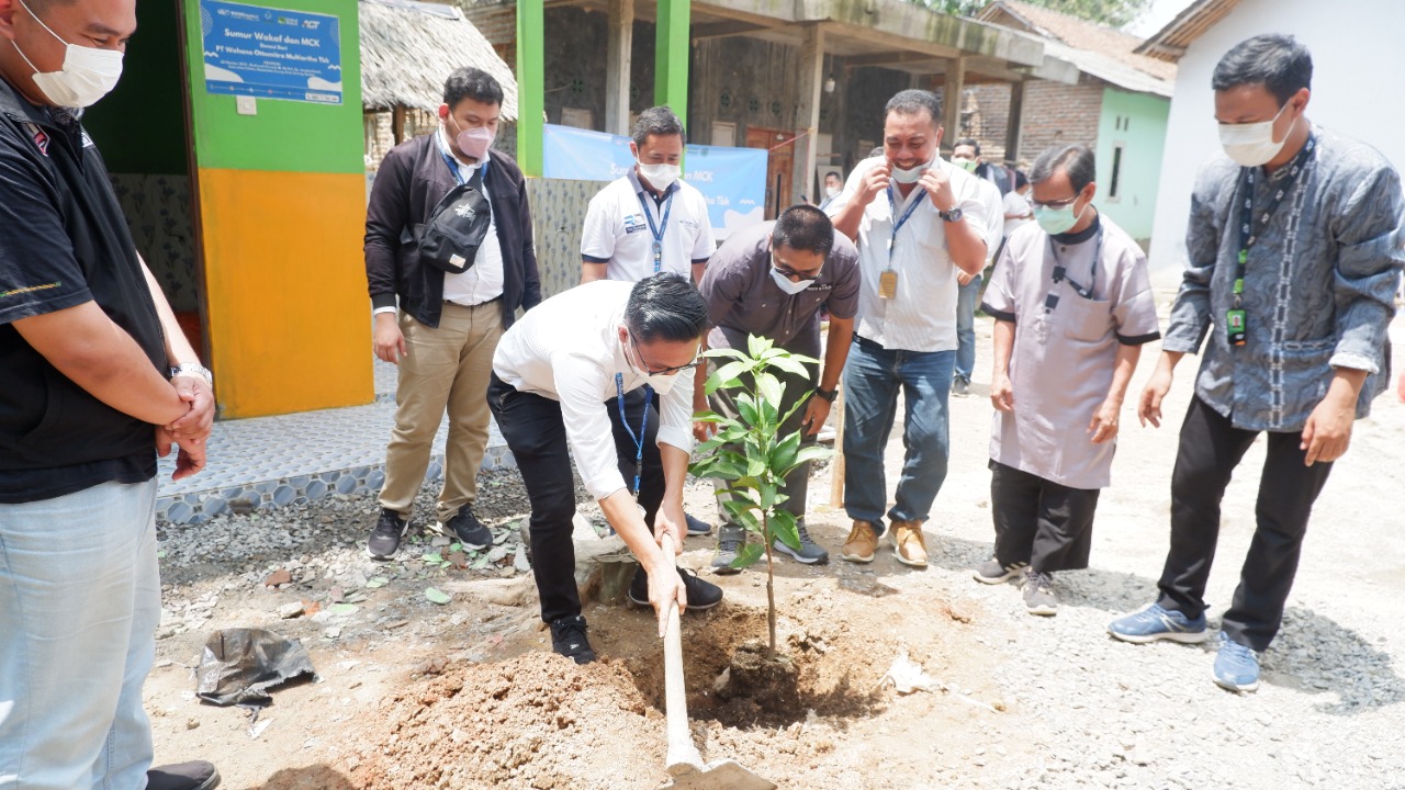 Sejumlah Perwakilan PT Wahana Ottomitra Multiartha Tbk (“WOM Finance”) berswa foto bersama masyarakat di sekitar Madrasah Al Maruf di Lingkungan Jemaka Kletak,RT 04/03, Kelurahan Cilaku, Kecamatan Curug Kota Serang, Banten.