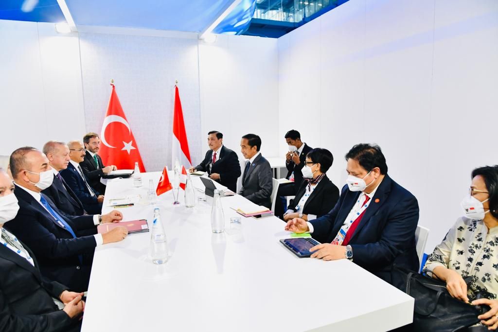 Ke dua petinggi negara Presiden Republik Indonesia Joko Widodo dengan Presiden Turki Recep Tayyip Erdogan melakukan pertemuan bilateral.