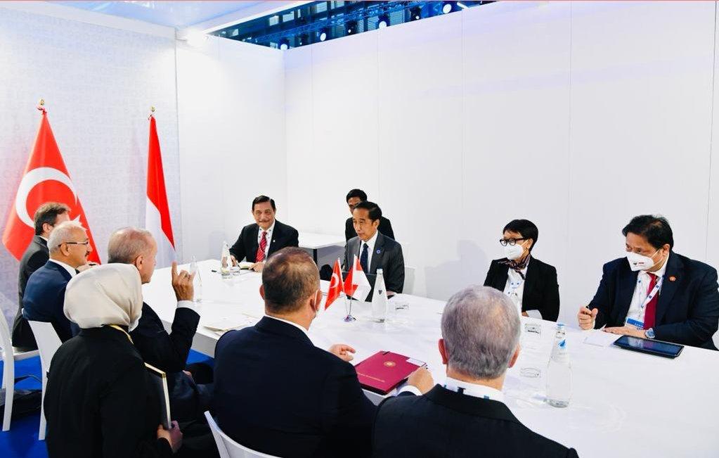 Presiden Republik Indonesia Joko Widodo saat berdialog dengan Presiden Turki Recep Tayyip Erdogan.
